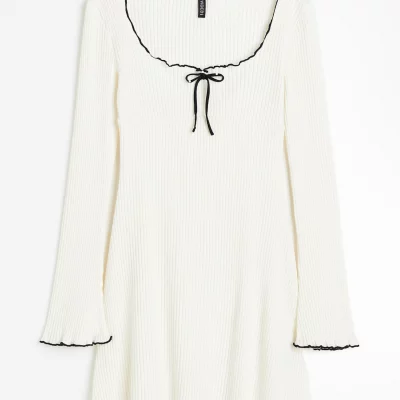 Robe mini blanche à épaules dénudées en maille côtelée