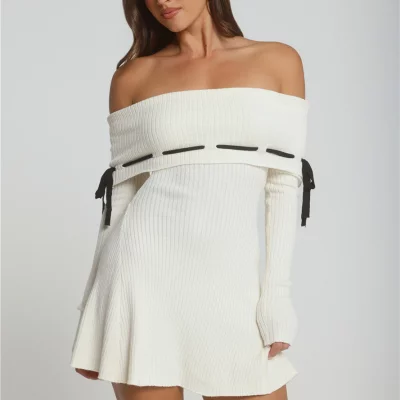 Robe mini blanche à épaules dénudées en maille côtelée