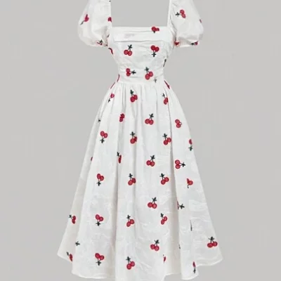 Vestido midi blanco con estampado de cerezas