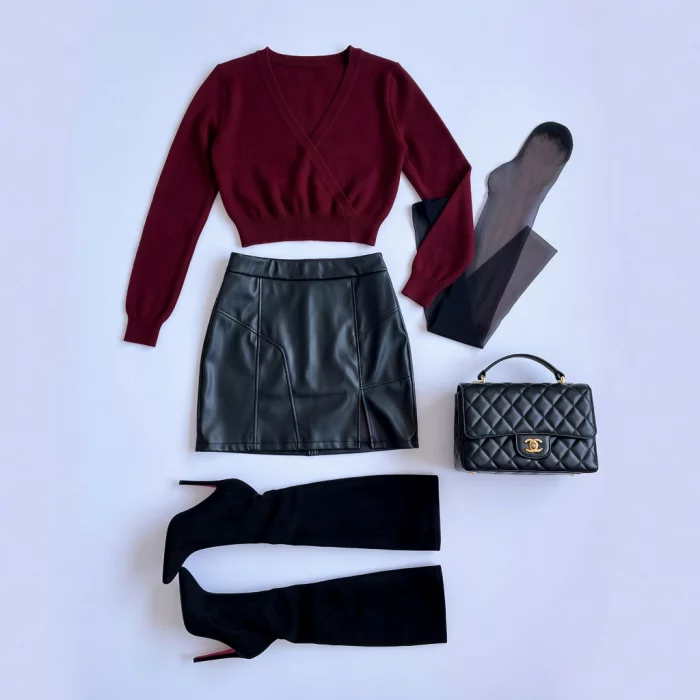 Suéter wrap bordô com saia mini de couro 40