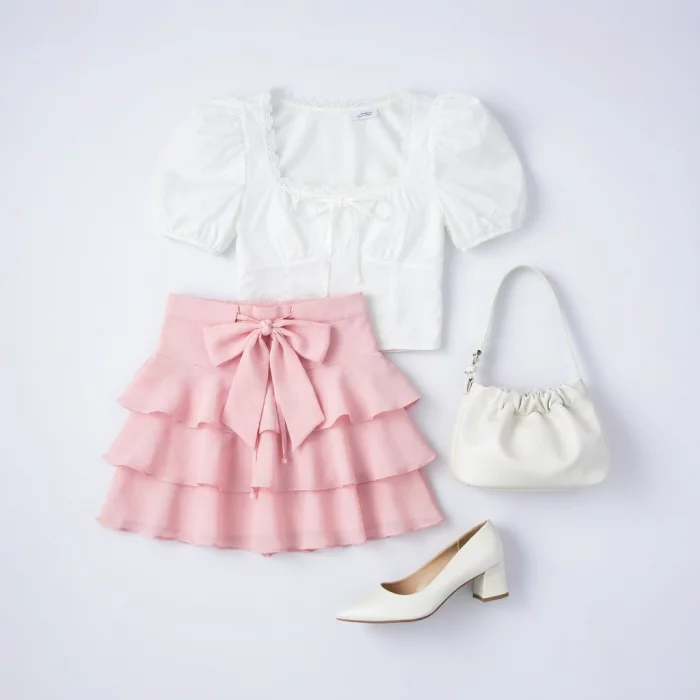 Camicetta bianca a maniche sbuffo e gonna mini rosa a balze