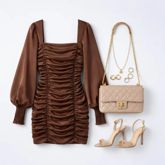 누드 힐과 골드 액세서리가 있는 우아한 브라운 셔링 미니 드레스 룩 50